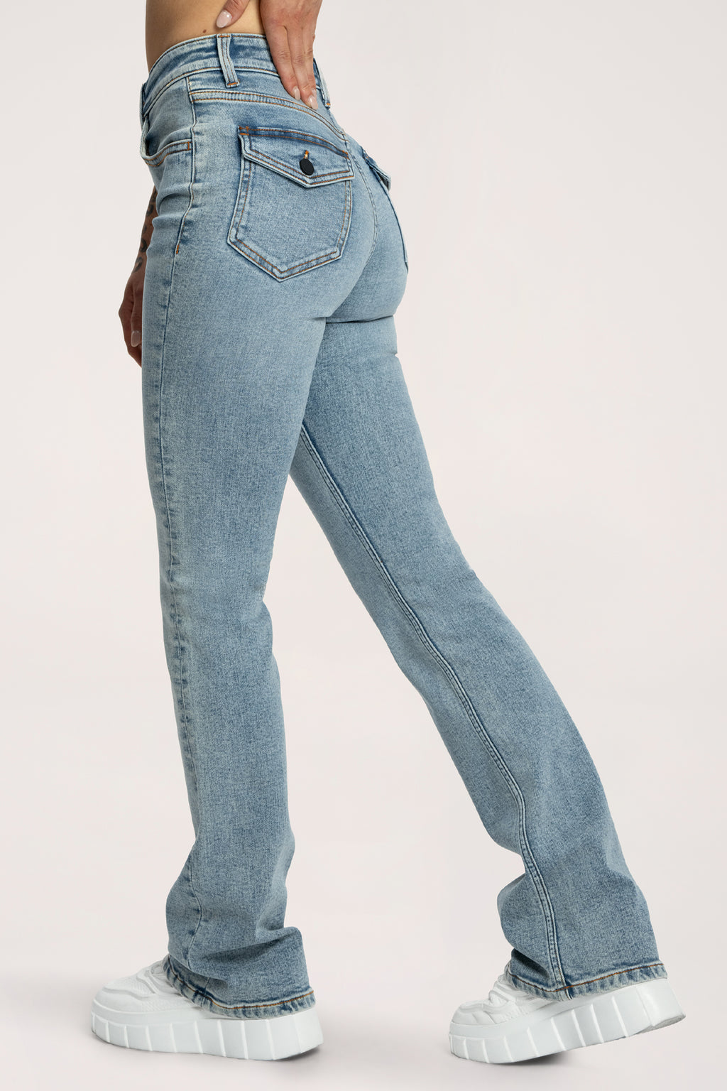 Дънки с клоширани крачоли push up light blue