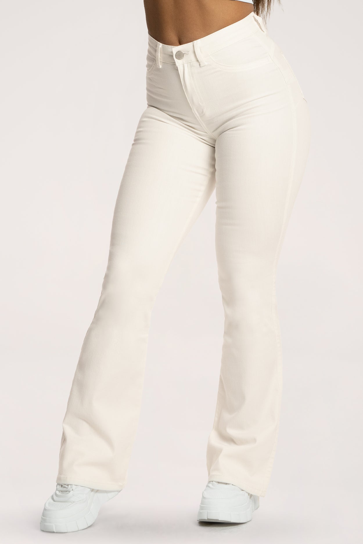 Дънки с клоширани крачоли perfect slim off white