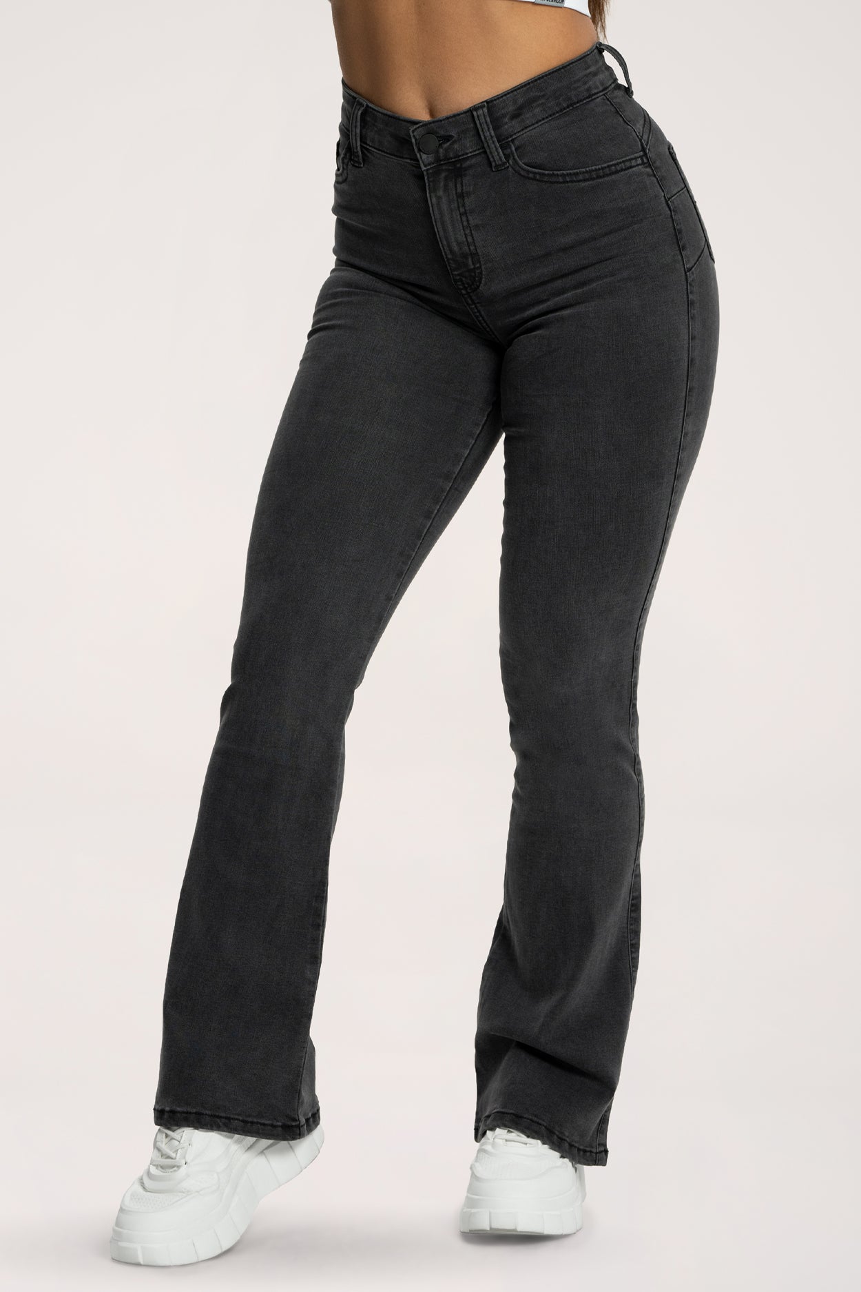 Дънки с клоширани крачоли perfect slim black