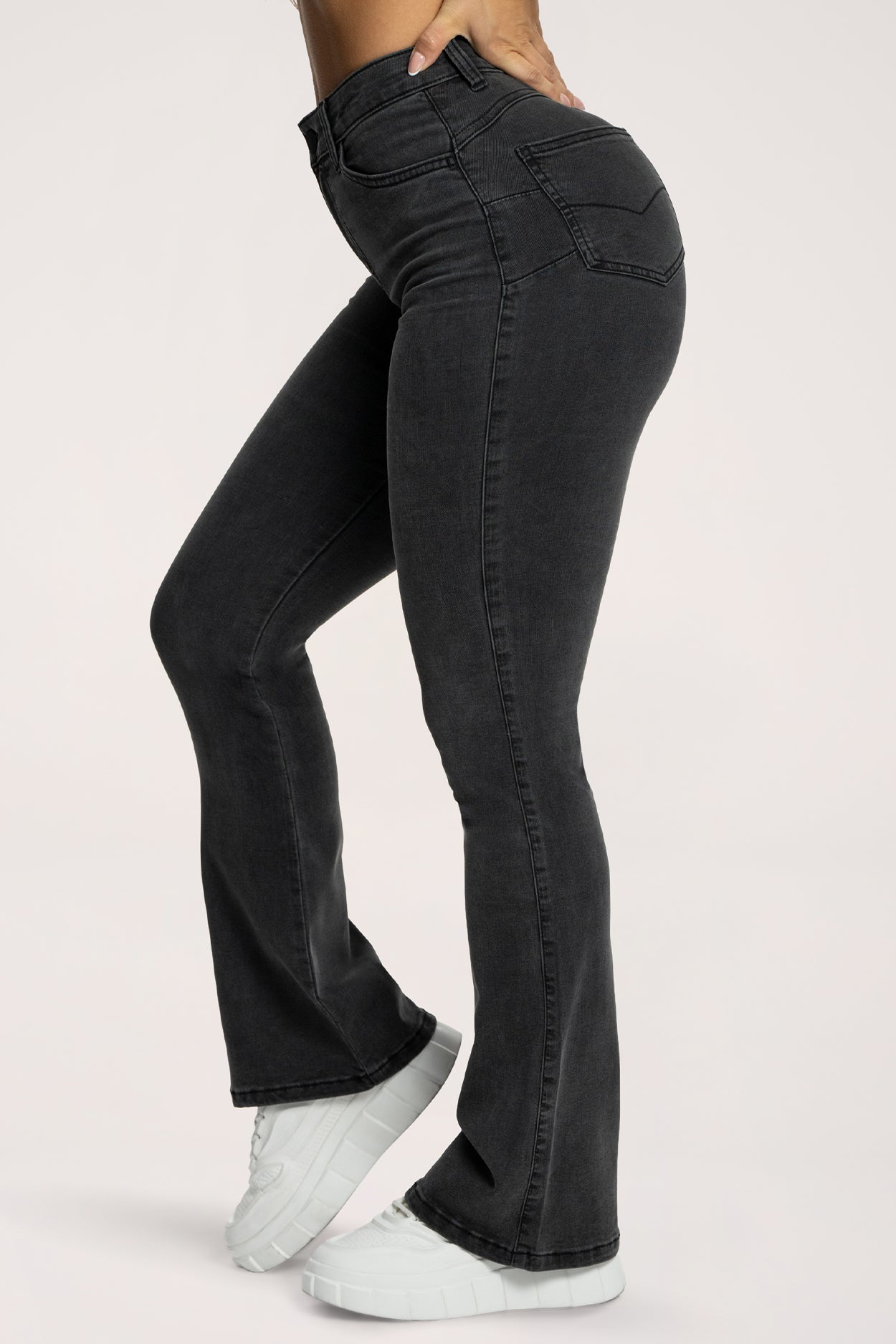 Дънки с клоширани крачоли perfect slim black