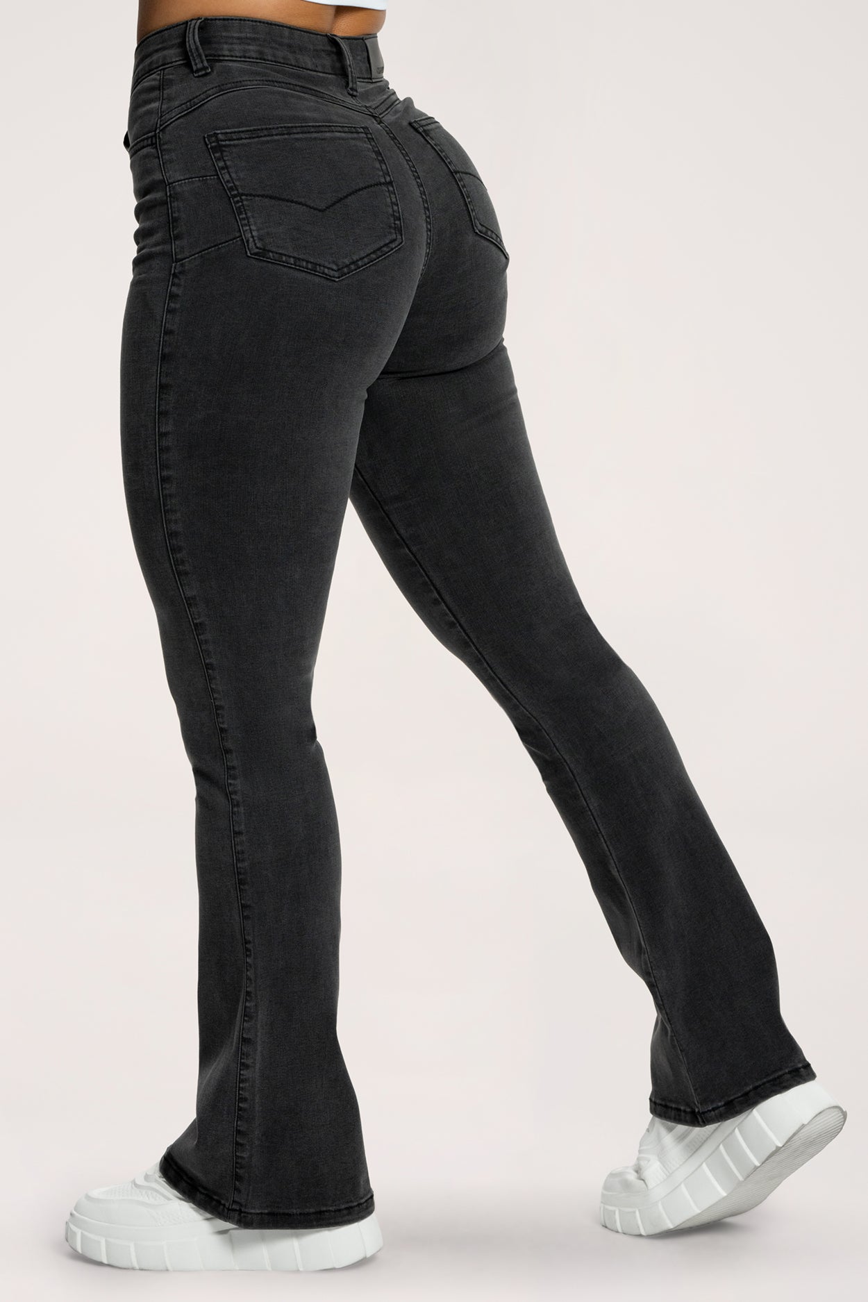 Дънки с клоширани крачоли perfect slim black