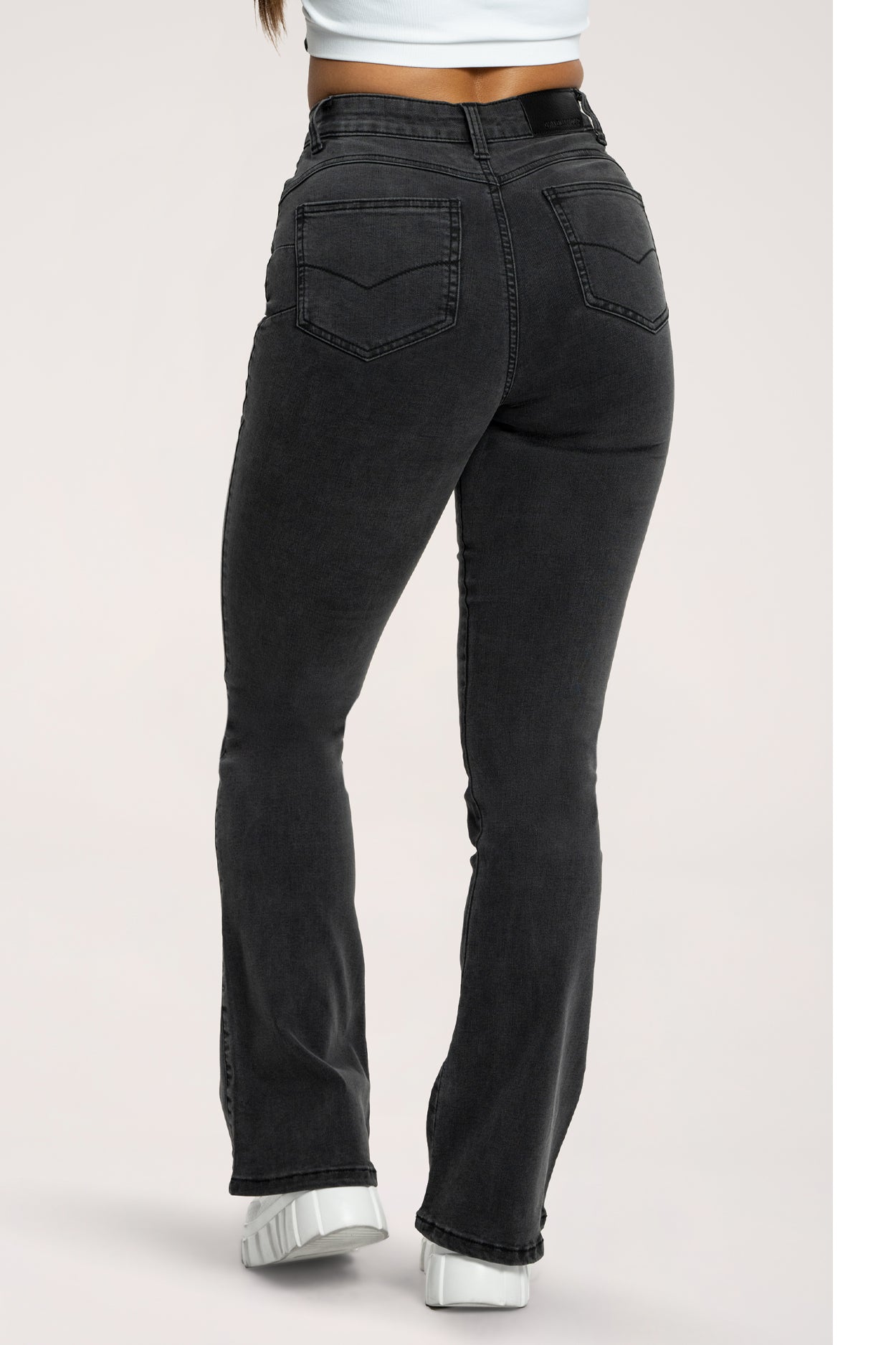 Дънки с клоширани крачоли perfect slim black
