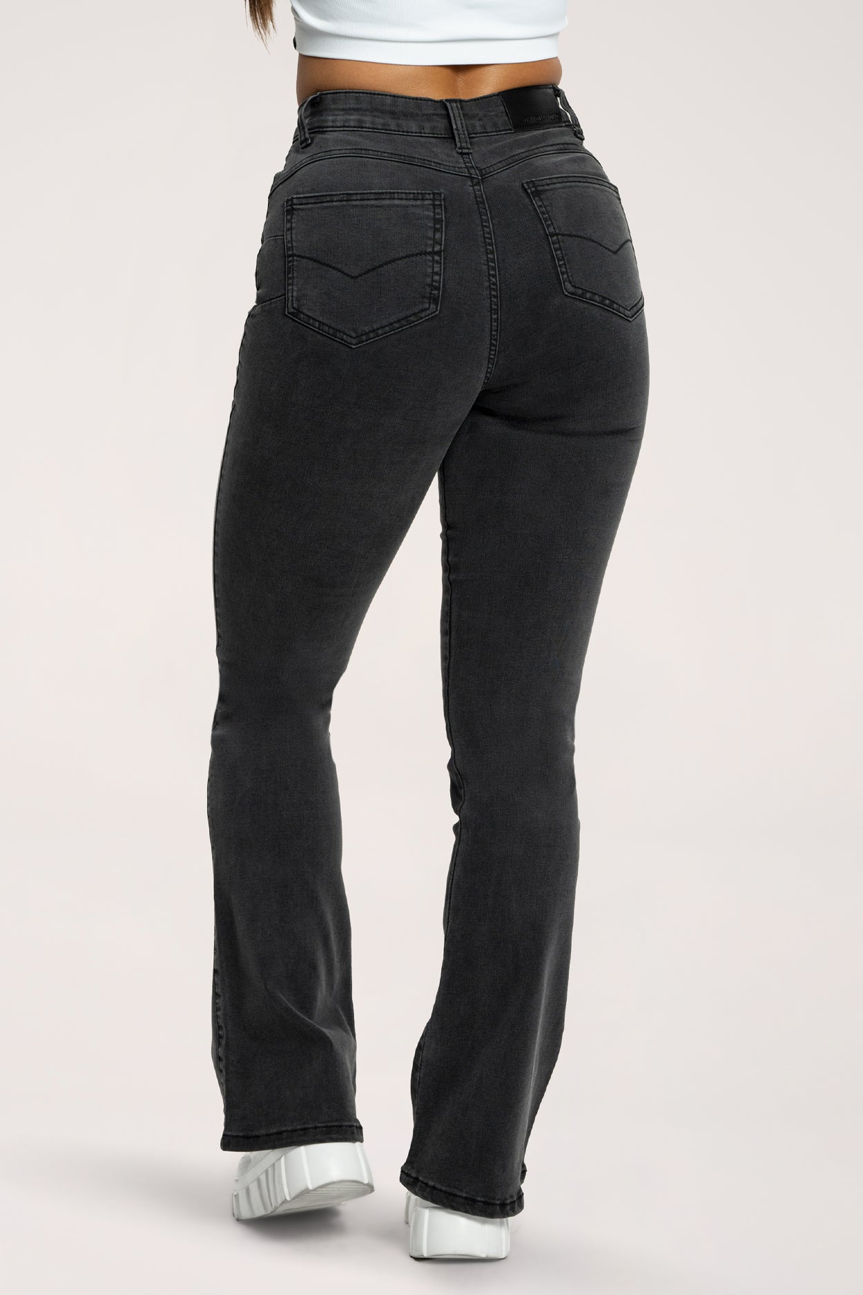 Дънки с клоширани крачоли perfect slim black