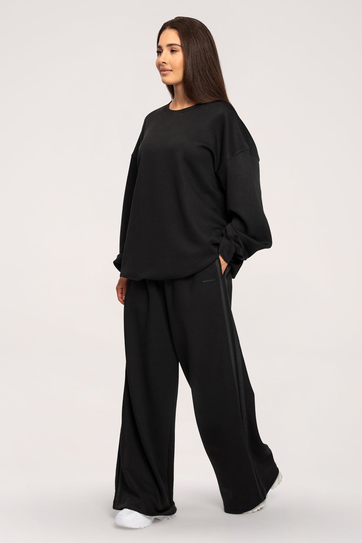 Спортен панталон Oversize UN1FORM black