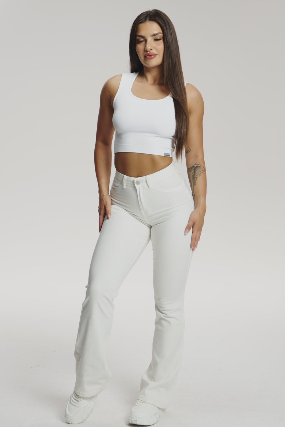 Дънки с клоширани крачоли perfect slim off white